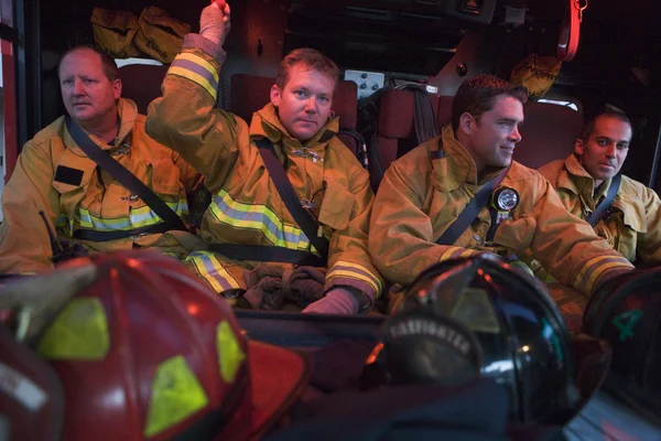 Пожежники, які подорожують до надзвичайної ситуації — стокове фото