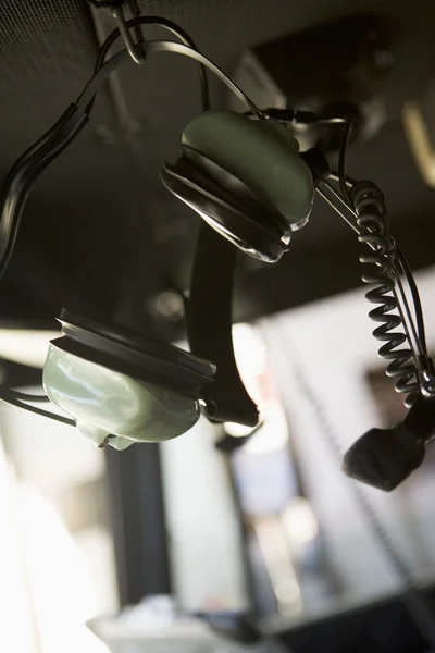 Kopfhörer und Mikrofon hängen in einem Feuerwehrauto — Stockfoto