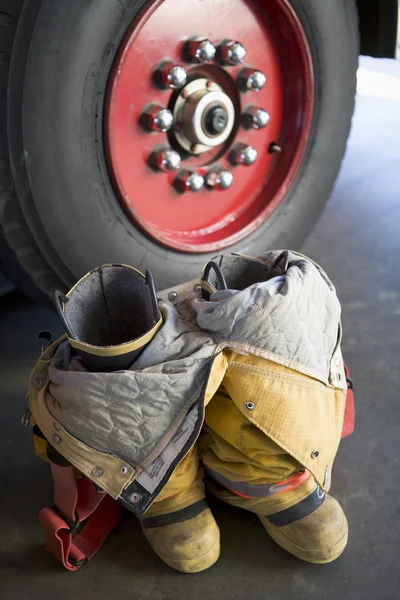 Порожні Чоботи Пожежника Уніформа Поруч Пожежним Двигуном — стокове фото