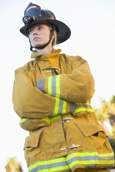 Retrato de uma mulher bombeira — Fotografia de Stock
