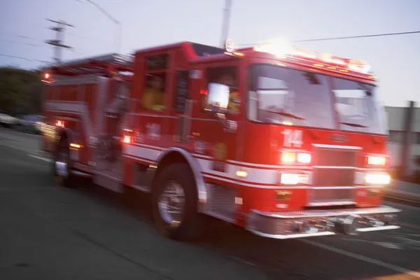 Brandweerwagen rijden in straat — Stockfoto