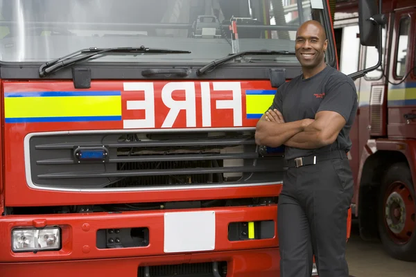 Portret Van Een Brandweerman Staan Door Een Brandweerwagen — Stockfoto