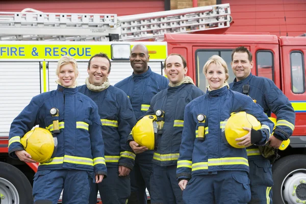 Портрет Групи Пожежників Пожежною Машиною — стокове фото