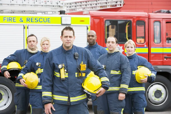 Portréja egy csoportja a tűzoltók által egy tűzoltóautó — Stock Fotó