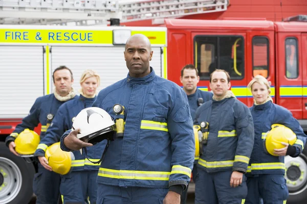 Portréja egy csoportja a tűzoltók által egy tűzoltóautó — Stock Fotó
