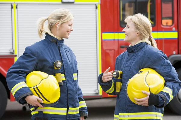 Dwóch Strażaków Kobiet Przez Silnik Fire — Zdjęcie stockowe