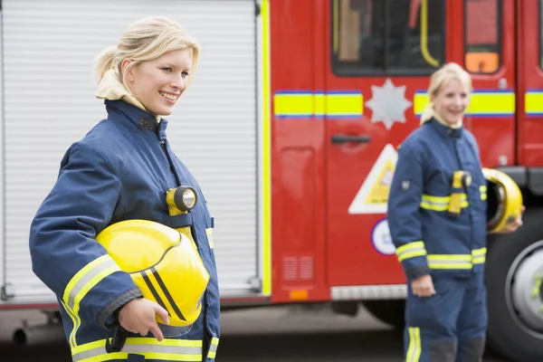 Dwóch Strażaków Kobiet Przez Silnik Fire — Zdjęcie stockowe
