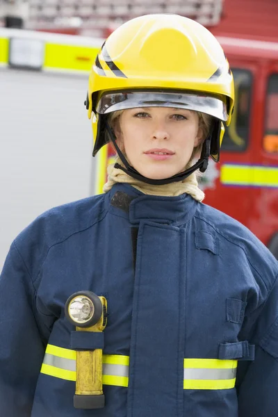 Portré egy tűzoltó előtt álló tűzoltó — Stock Fotó