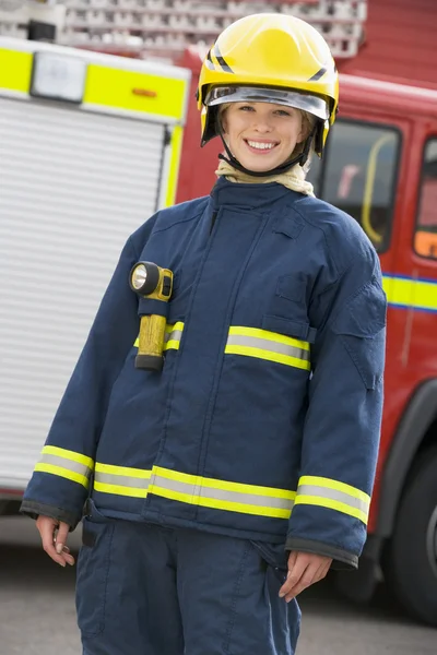 Портрет Пожарного Стоящего Перед Пожарной Машиной — стоковое фото