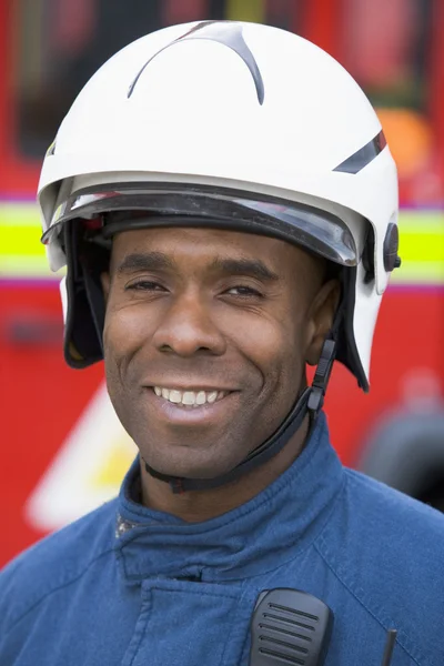 Προσωπογραφία Πυροσβέστη Που Στέκεται Μπροστά Από Πυροσβεστική Μηχανή — Φωτογραφία Αρχείου