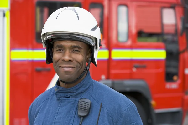Προσωπογραφία πυροσβέστη που στέκεται μπροστά από πυροσβεστική μηχανή — Φωτογραφία Αρχείου