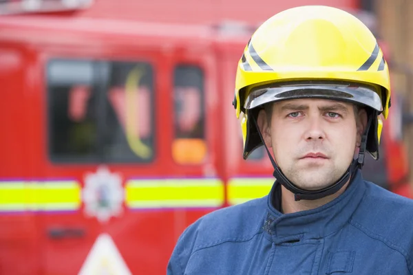 Προσωπογραφία Πυροσβέστη Που Στέκεται Μπροστά Από Πυροσβεστική Μηχανή — Φωτογραφία Αρχείου