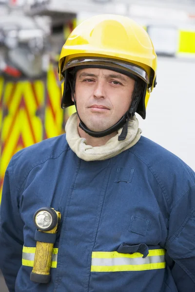 Portrait Pompier Debout Devant Une Machine Incendie — Photo