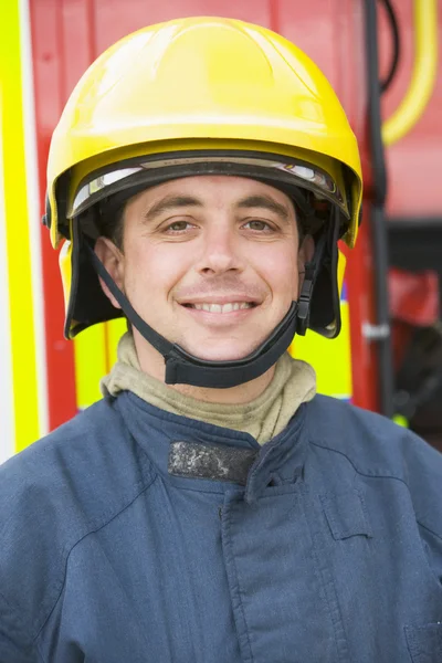 Portré egy tűzoltó előtt álló tűzoltó — Stock Fotó