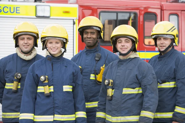 Porträt einer Gruppe von Feuerwehrleuten bei einem Löschfahrzeug — Stockfoto
