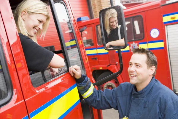 Пожежник Сидить Кабіні Пожежного Двигуна Розмовляючи Колегою — стокове фото