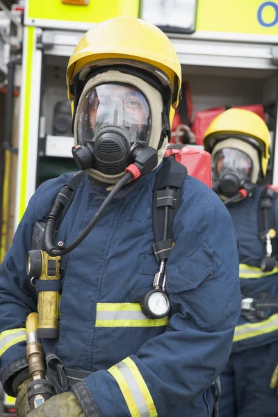 Οι πυροσβέστες σε προστατευτικά ενδύματα εργασίας — Φωτογραφία Αρχείου