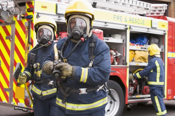 Pompiers en vêtements de travail protecteurs — Photo