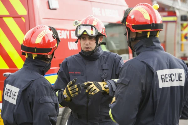 Пожежник дає інструкції своїй команді — стокове фото