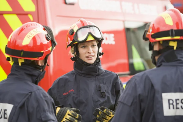 Firefighter Giving Instructions Her Team — Stock Photo, Image