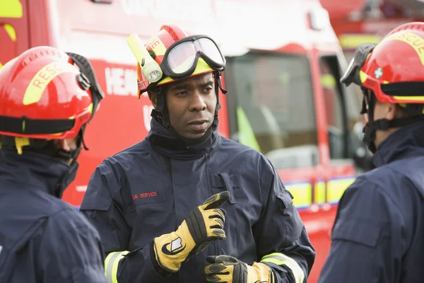 Пожежник Дає Інструкції Своїй Команді — стокове фото