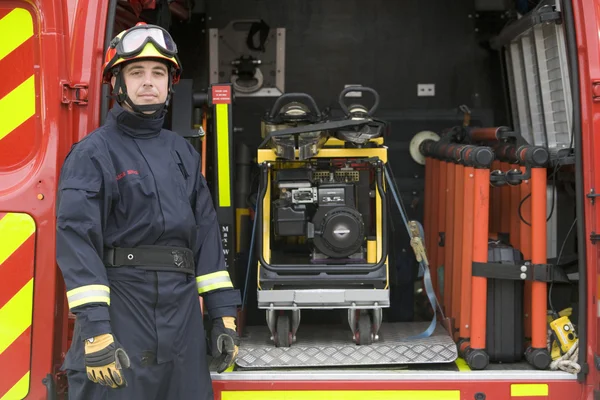 Пожежники Стоять Біля Обладнання Маленькому Пожежному Двигуні — стокове фото