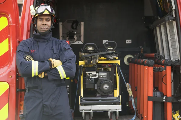 Пожарные, стоящие у оборудования в небольшой пожарной машине — стоковое фото