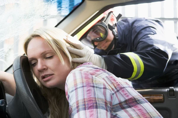 Πυροσβέστες Βοηθήσει Μια Τραυματισμένη Γυναίκα Ένα Αυτοκίνητο — Φωτογραφία Αρχείου