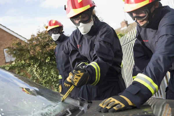 Firefighters Breaking Car Windscreen Help Car Crash Victi — Stock Photo, Image