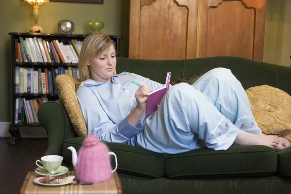 Eine Junge Frau Liegt Auf Ihrer Couch Und Schreibt Ihr — Stockfoto