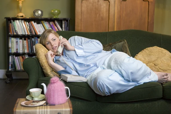 Eine Junge Frau Die Auf Ihrer Couch Liegt Und Telefoniert — Stockfoto
