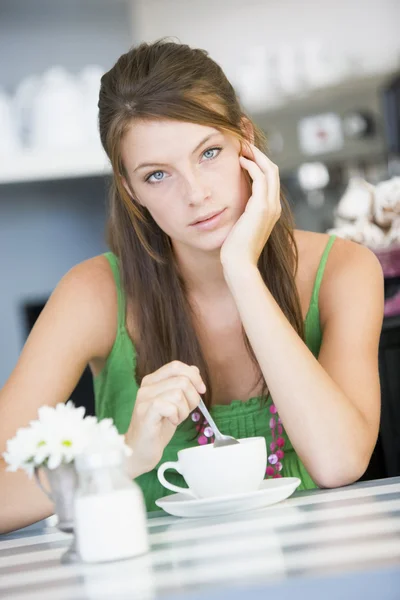 一个年轻的女人坐在咖啡厅喝喝茶 — 图库照片