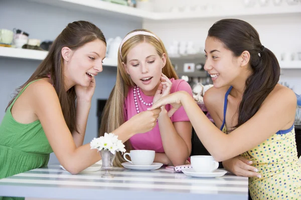 年轻妇女享有在一家咖啡馆茶 — 图库照片