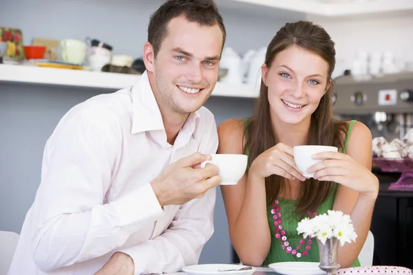 Jovem Casal Desfrutando Chá Juntos — Fotografia de Stock