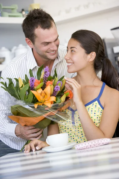 Young Man Giving Flowers Young Woman Cafe — Stock Photo, Image