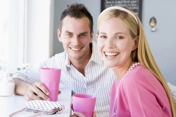一对年轻夫妇在一家咖啡馆喝奶昔 — 图库照片