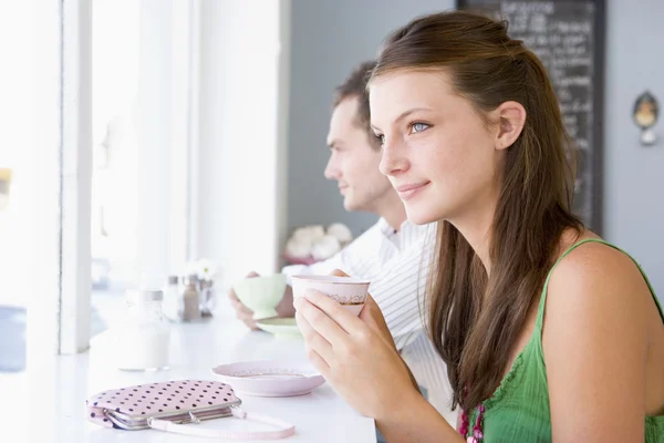 Una giovane coppia che beve tè in un caffè — Foto Stock