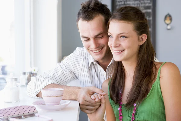 Una joven pareja bebiendo té en un café — Foto de Stock