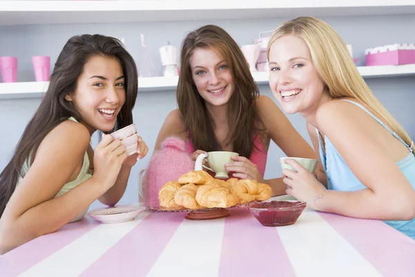 Tres mujeres jóvenes en ropa interior haciendo una fiesta de té — Foto de Stock