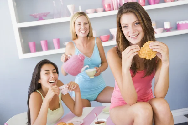 Drie jonge vrouwen in hun ondergoed thee feest — Stockfoto