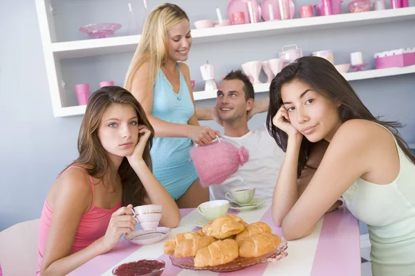 群的朋友享受性感的早餐 — 图库照片