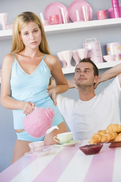 腹が立つ女性のボーイ フレンドのお茶 — ストック写真