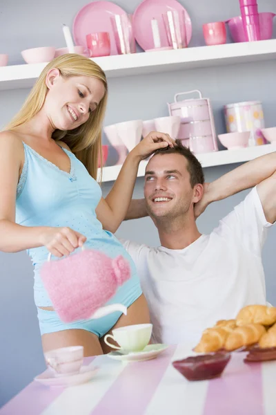 Flirt-Paar genießt Frühstück — Stockfoto