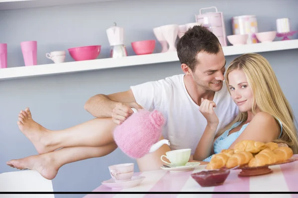 Flirt-Paar genießt Frühstück — Stockfoto