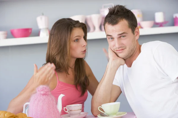 若いカップルが朝食のテーブルで議論 — ストック写真