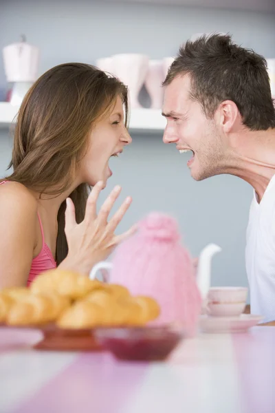 Una joven pareja discutiendo en la mesa del desayuno — Foto de Stock