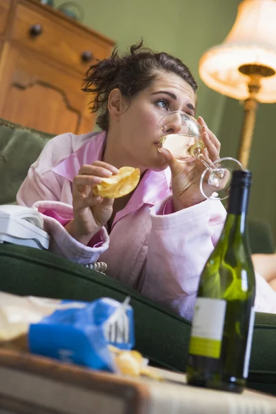 Μια νεαρή γυναίκα στο πιτζάμες της, πίνοντας κρασί — Φωτογραφία Αρχείου