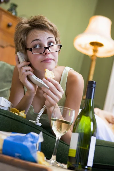 Genç Bir Kadın Onu Pijama Telefon Içki Şarap — Stok fotoğraf