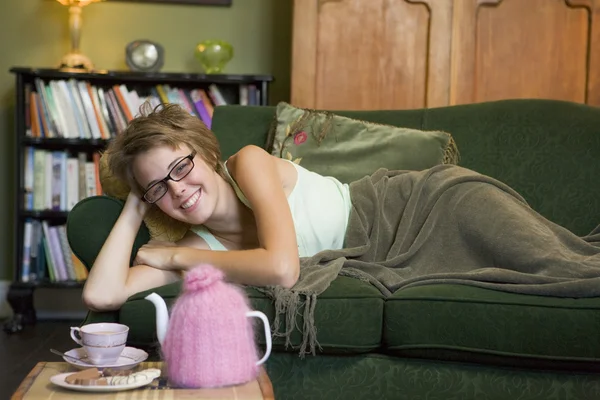 彼女のソファに横たわって若い女性 — ストック写真