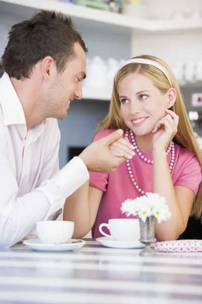 Una joven pareja disfrutando del té juntos — Foto de Stock